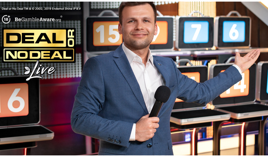 Croupier en direct et les valises dans le Live Game Show Deal or No Deal au Casino en ligne.