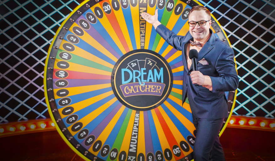 Croupier en direct et la roue de la fortune Dream Catcher au casino en direct.