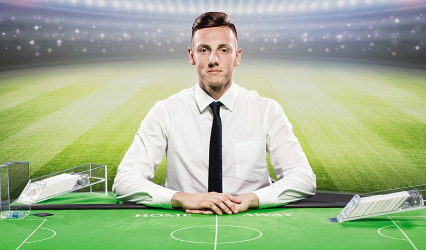 Le croupier en direct en tant que présentateur dans Evolution Gamings football Studio.