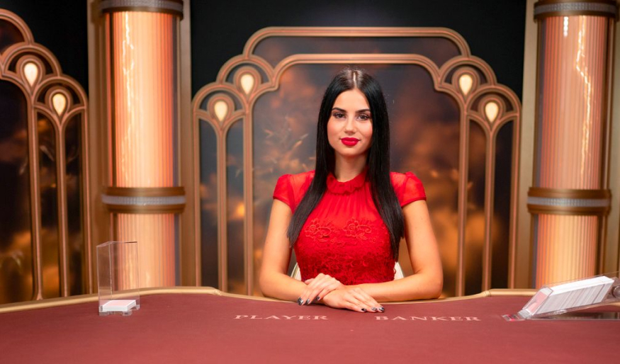 Croupière distribue les cartes au Lightning Baccarat au casino en direct.