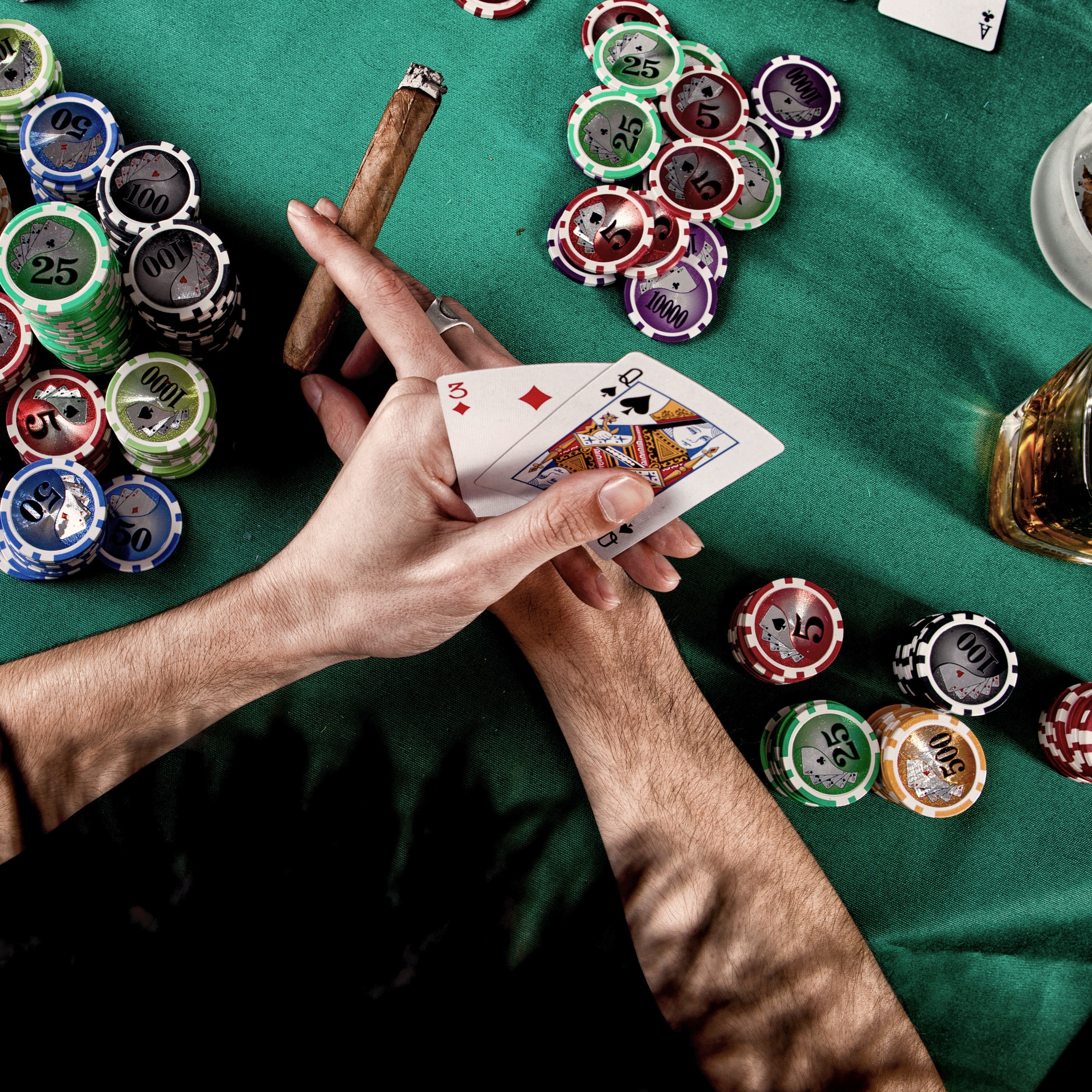 Situation de jeu à la table de Poker avec deux cartes à main et jetons de jeu