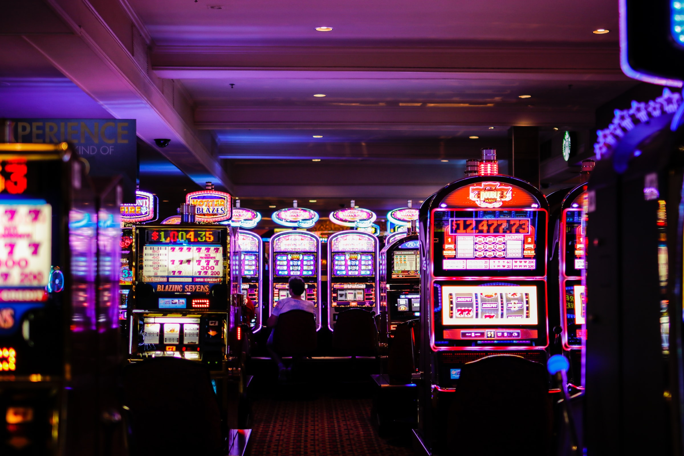 Machines à sous dans le Casino à la lumière néon.