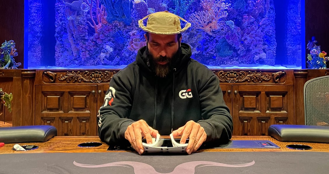 Le joueur de poker Dan Bilzerian en mélangeant les cartes à la table de jeu.